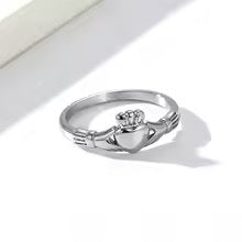 The (dainty) Claddagh